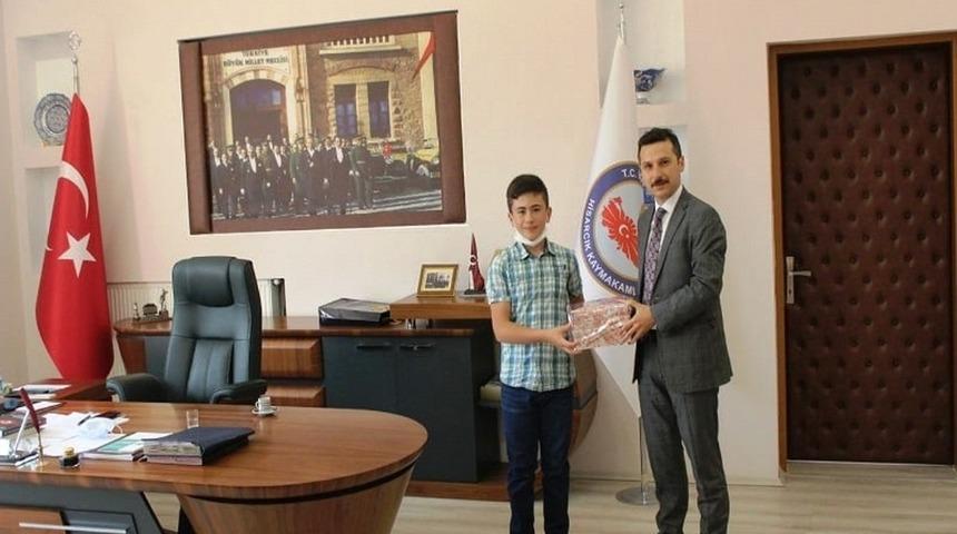 Kaymakam Karadağ, başarılı &ouml;ğrenciyi &ouml;d&uuml;llendirdi