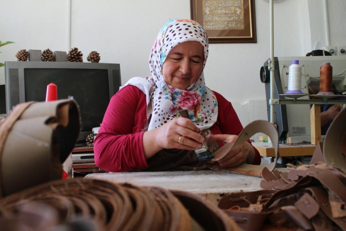 5 bin n&uuml;fuslu mahallede herkes &lsquo;ayakkabı ustası&rsquo;