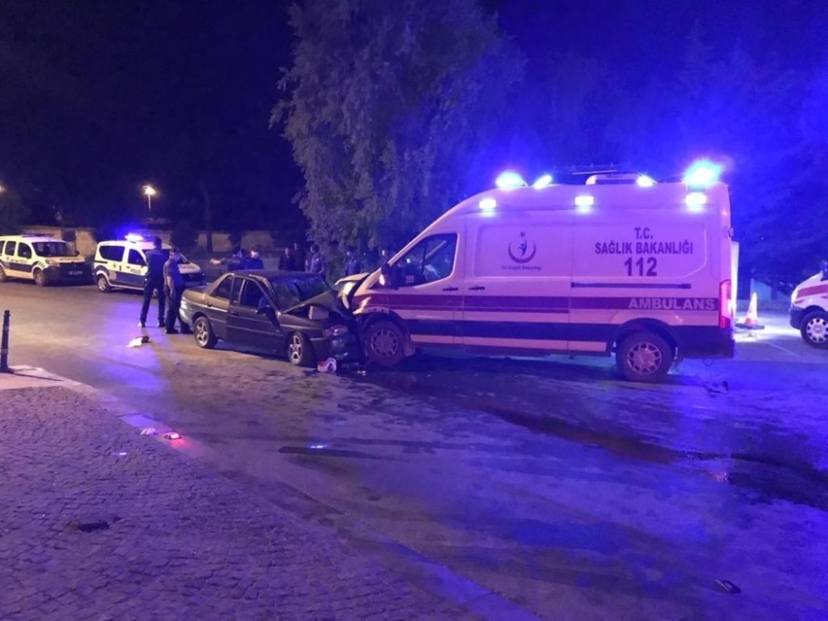 Ambulans ile otomobil &ccedil;arpıştı: 1 &ouml;l&uuml;, 6 yaralı