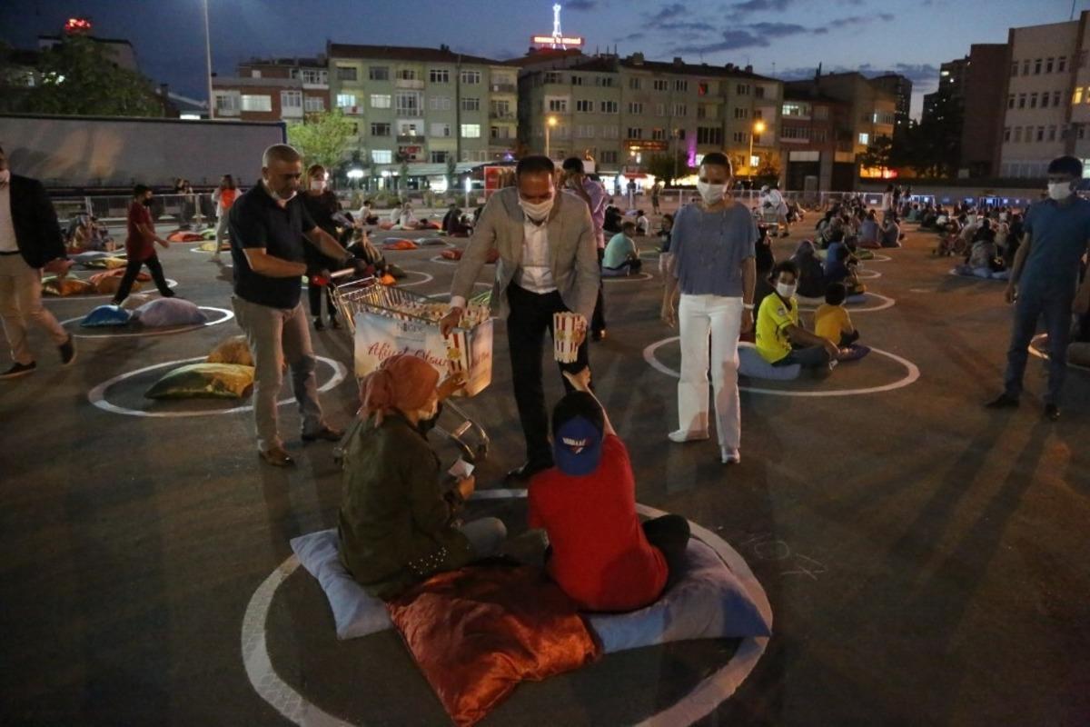 Niğde&rsquo;de Korona Vir&uuml;s&uuml; tedbirli Minderli Sinema etkinliği