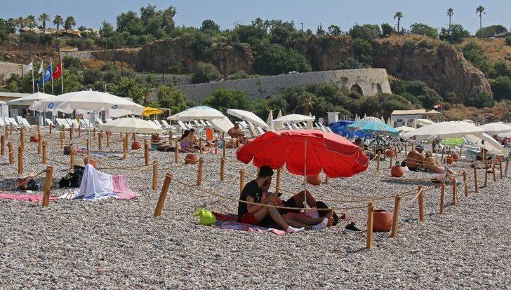 EKDAĞ Konyaaltı Plajı tatilcilerin gözdesi oldu G3