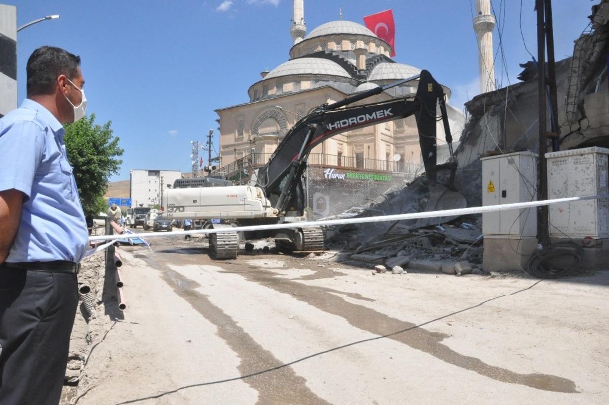 Y&uuml;ksekova&rsquo;daki İran Pasajı&rsquo;nın yıkımına başlandı
