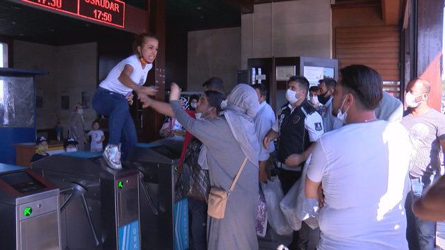 Eminönü İskelesi'nde kadınlar arasında uçan tekmeli kavga