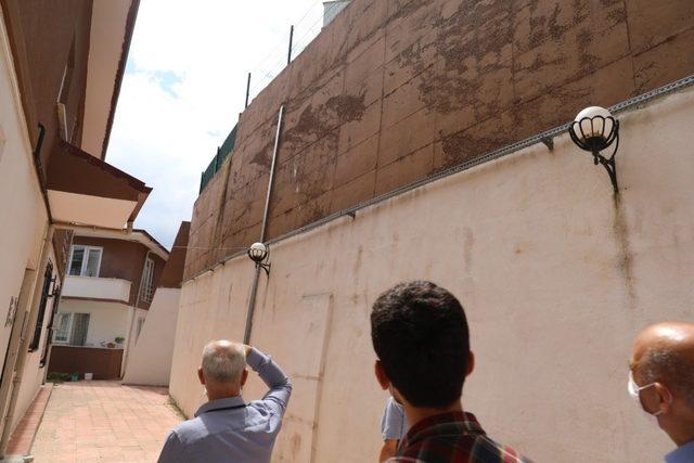 İzmit’te istinat duvarı tehlikesi nedeniyle iki bina tahliye edildi