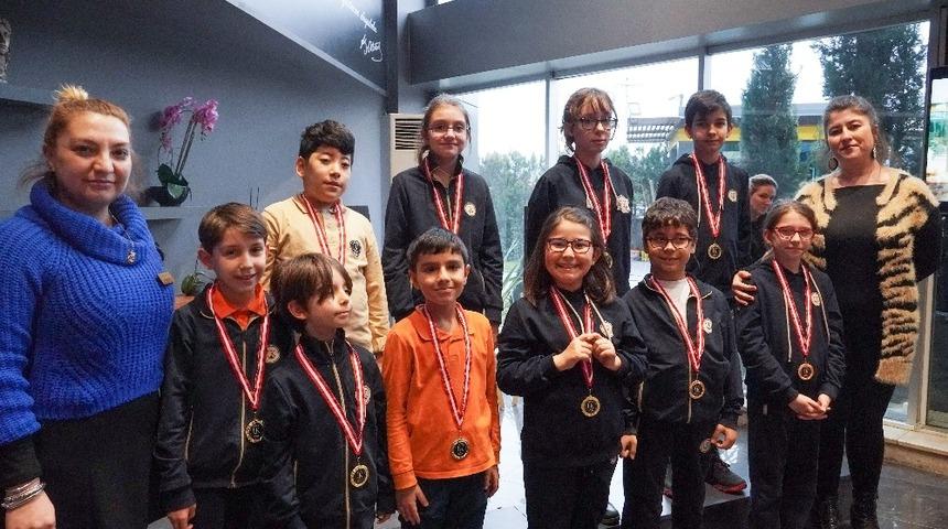 Şampiyonlar g&ouml;ğ&uuml;sleri kabarttı