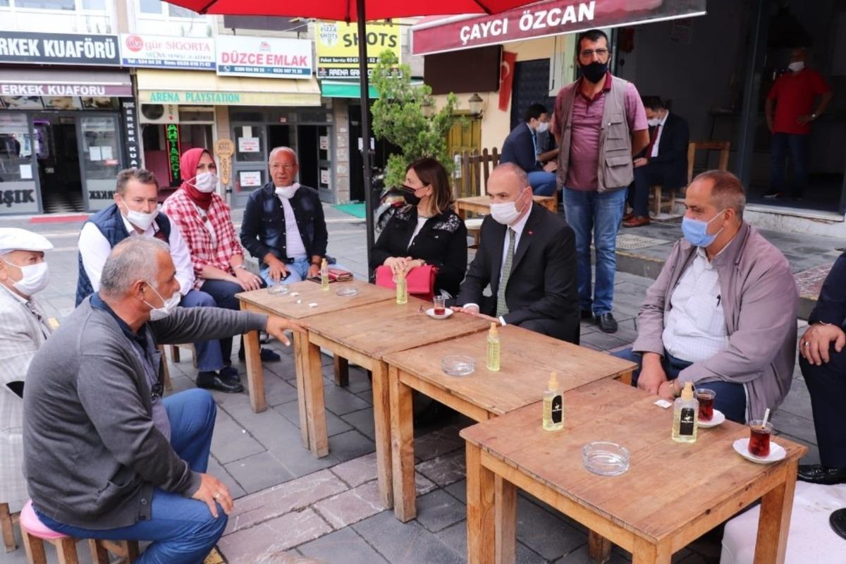 Başkan &Ouml;zl&uuml; esnafla sabah &ccedil;ayı i&ccedil;ti b&ouml;rek yedi