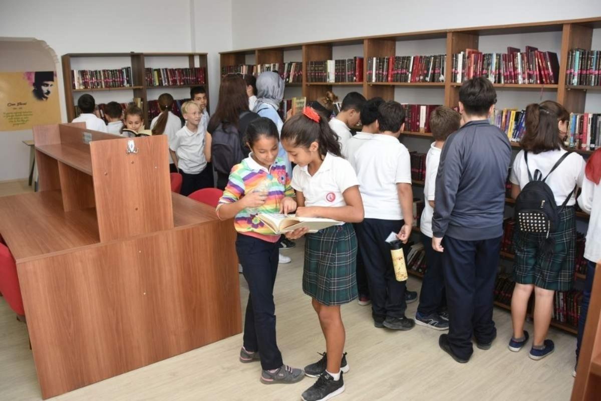 Nadir Nadi K&uuml;t&uuml;phanesi, havuz ve spor salonunun &ccedil;alışma saatlerine d&uuml;zenleme