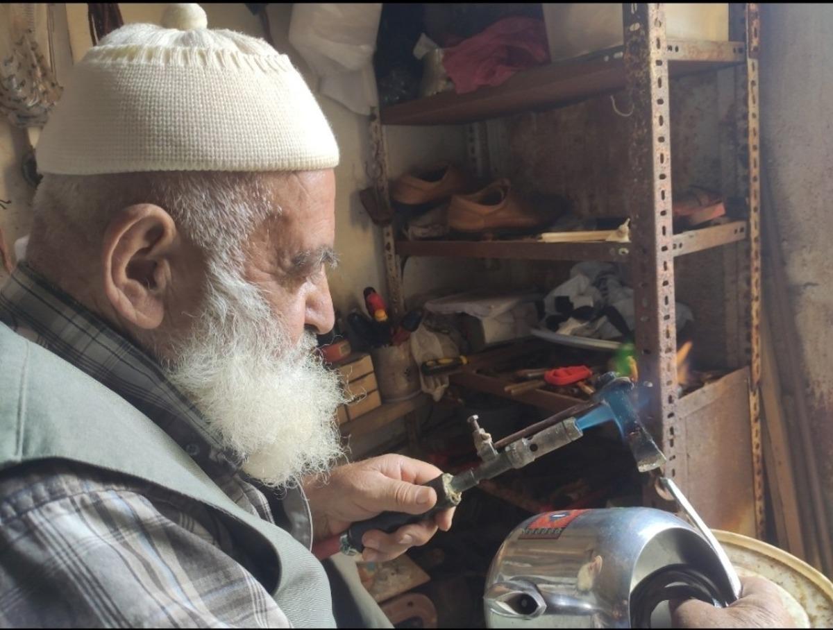 5 metrekarelik d&uuml;kkanında 40 yıldır yaptığı mesleğini ilk g&uuml;nk&uuml; aşkla devam ediyor