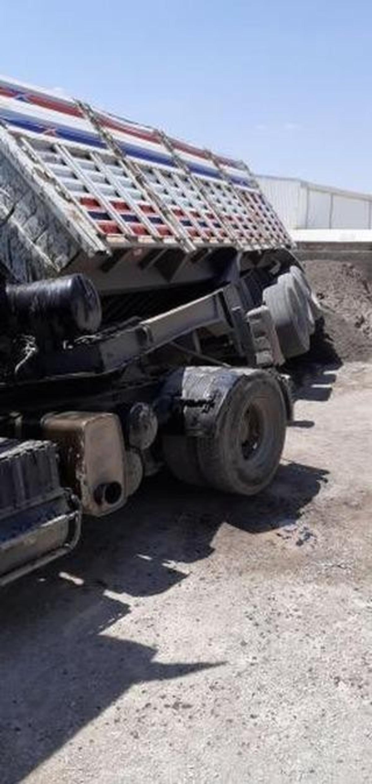 Tır dorsesi boşaltım esnasında devrildi