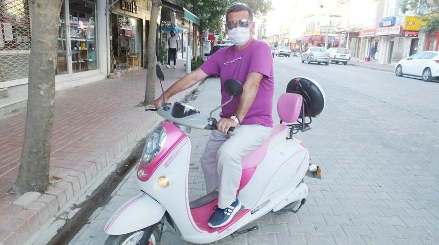 Burhaniyeli iş adamının bisikletiyle uyumlu kıyafeti ilgi odağı oldu