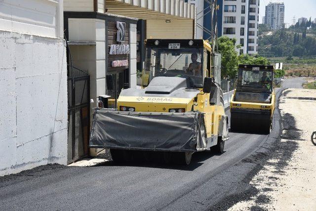 Yılmaz, asfaltlama çalışması yapılan mahallelerde incelemelerde bulundu