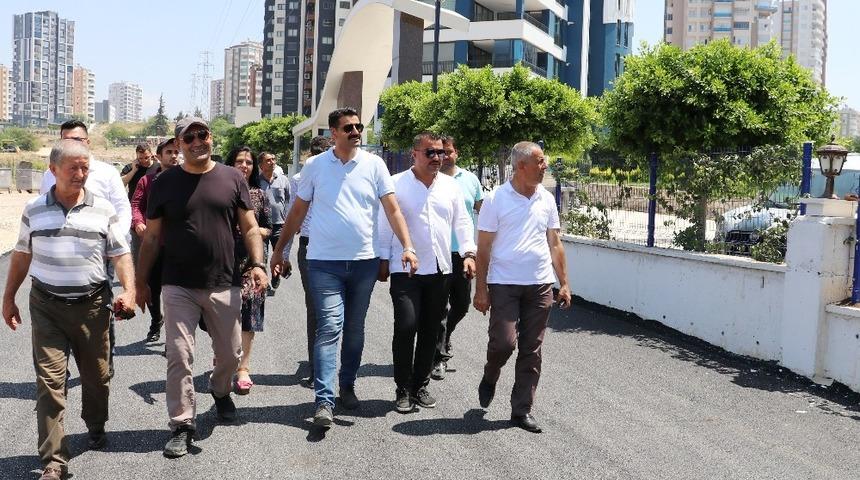 Yılmaz, asfaltlama &ccedil;alışması yapılan mahallelerde incelemelerde bulundu