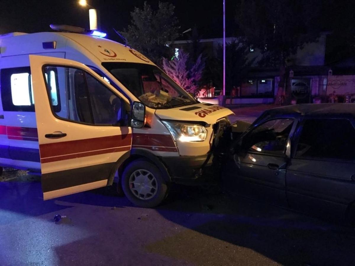 (D&uuml;zeltme) Ambulans ile otomobil &ccedil;arpıştı: 7 yaralı