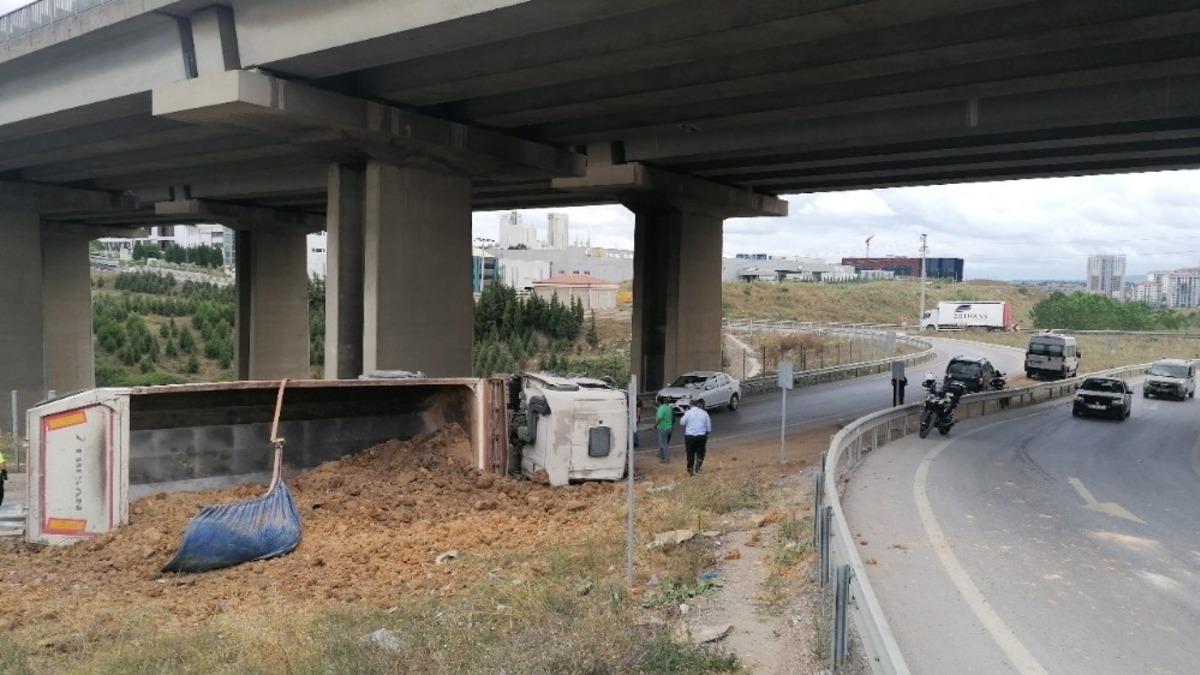 Viraja hızlı giren hafriyat y&uuml;kl&uuml; tır yan yattı: 1 yaralı