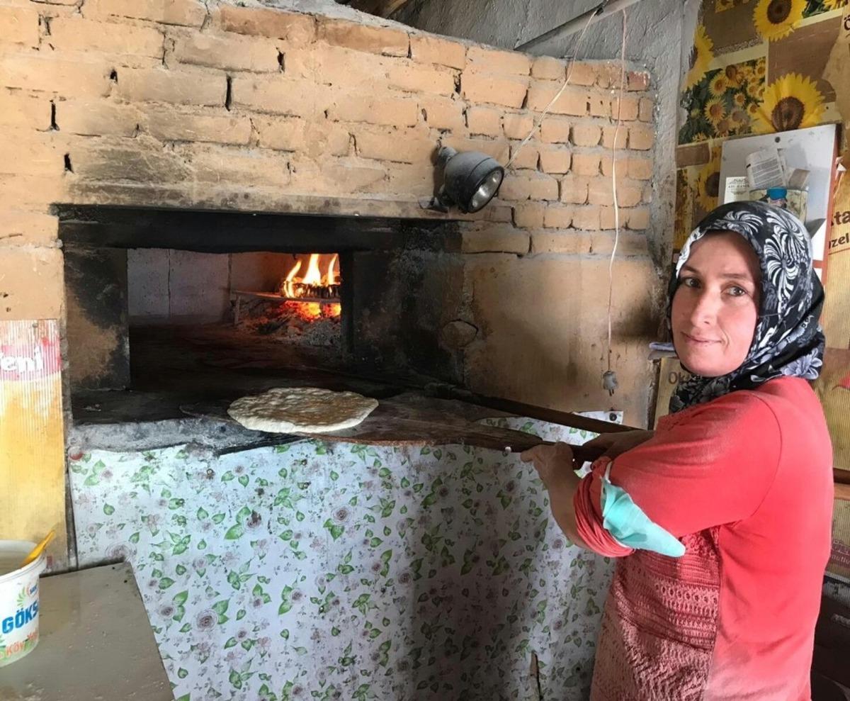 Bu mahallede ekmekleri kadınlar &uuml;retiyor