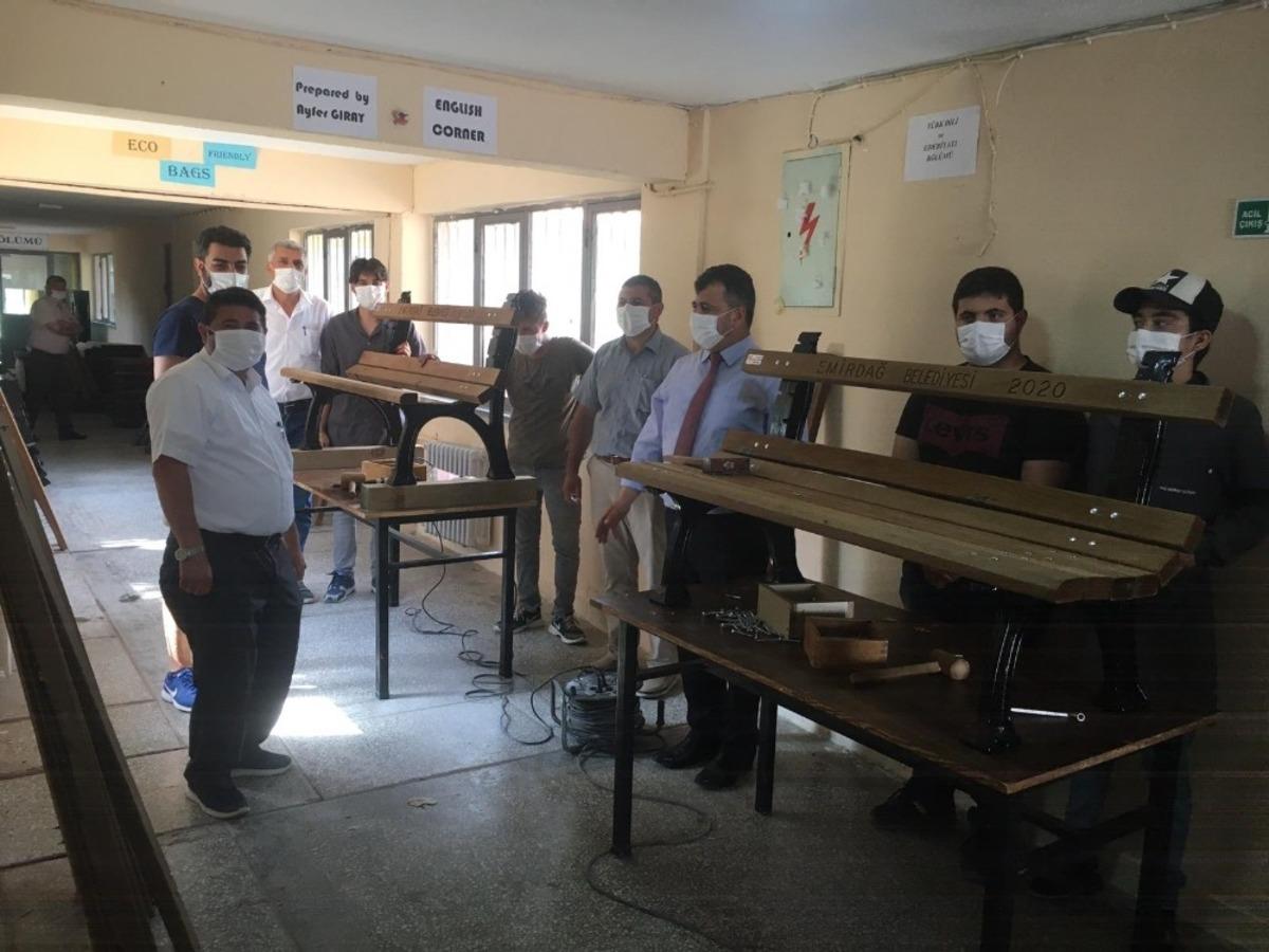 Emirdağ&rsquo;da park ve bah&ccedil;elerin oturma banklarını &ouml;ğrenciler &uuml;retecek