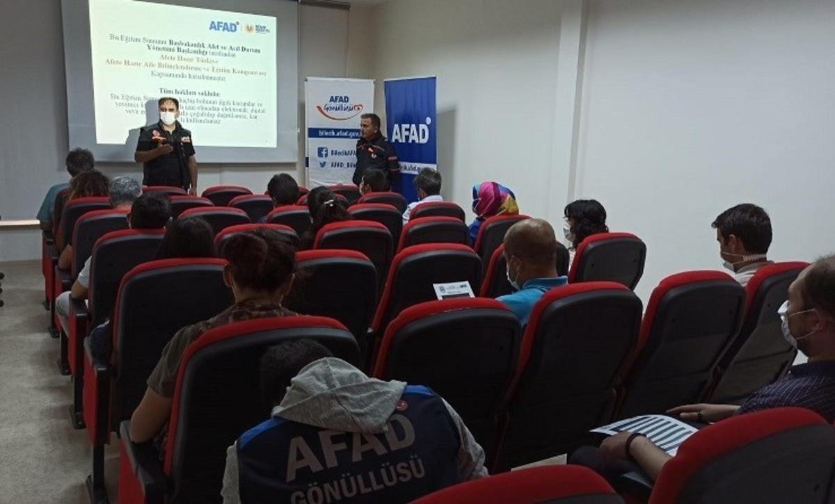 AFAD g&ouml;n&uuml;ll&uuml;lerine "Temel Afet Bilinci" ve "Yangın Farkındalık" eğitimleri verildi