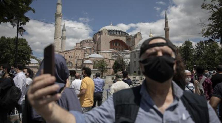 Ayasofya &ouml;n&uuml;nde cuma hareketliliği