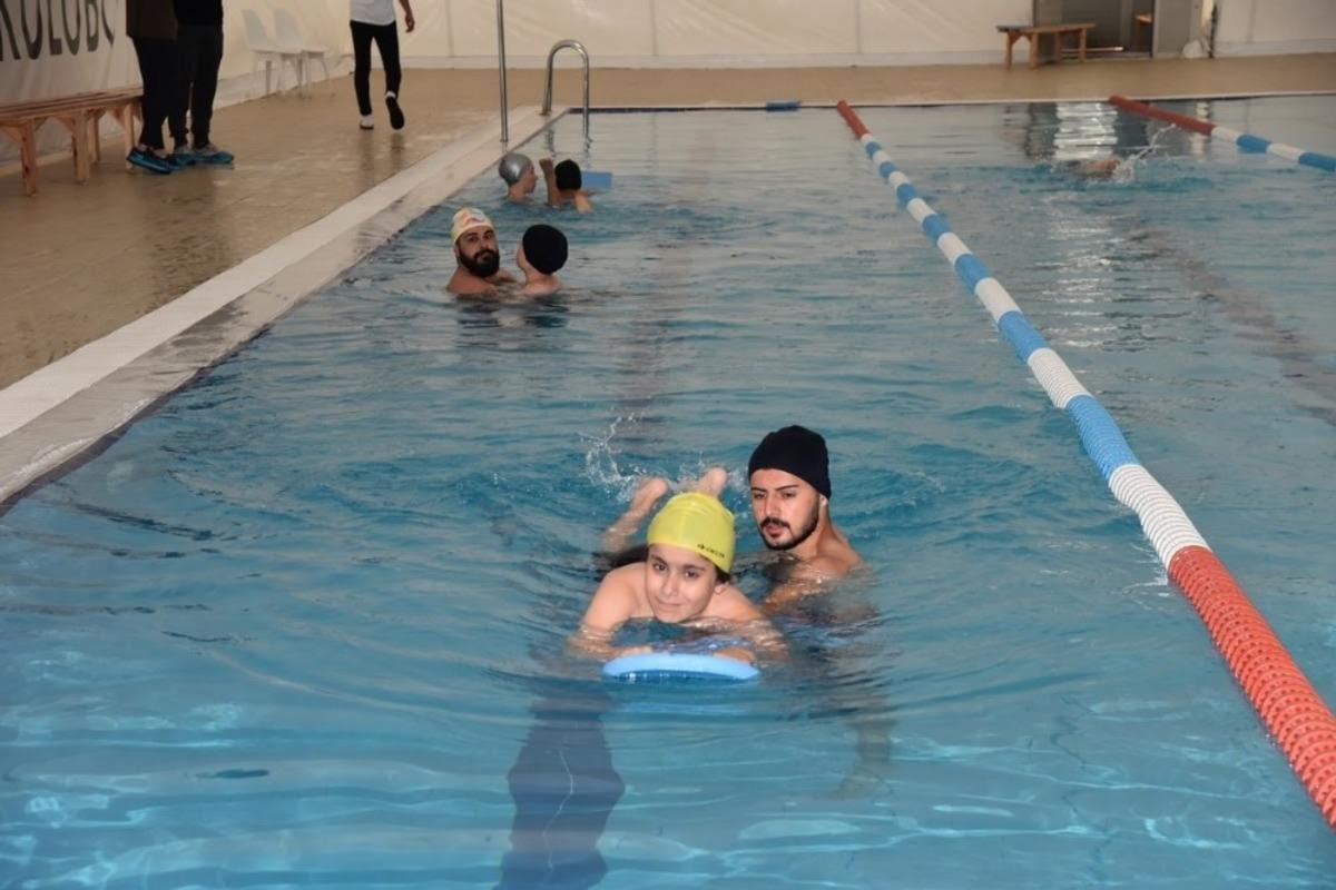 H&uuml;rriyet, &ouml;zel &ccedil;ocukları y&uuml;zme havuzuyla sevindirdi