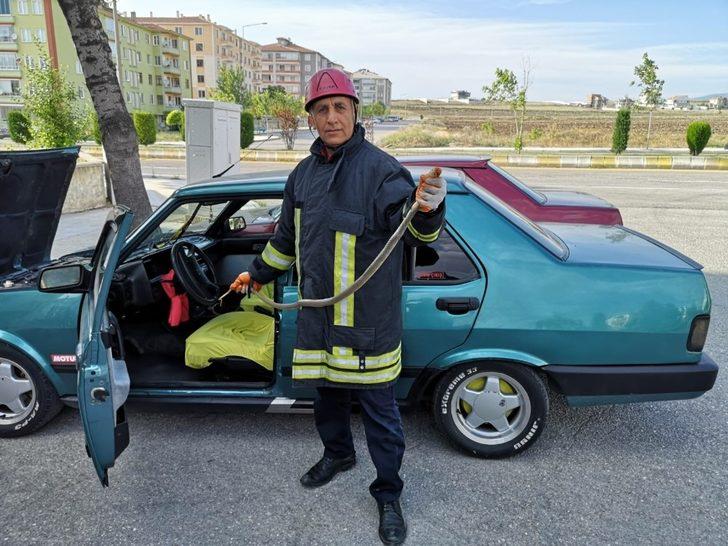 Otomobile giren yılan paniğe neden oldu G2