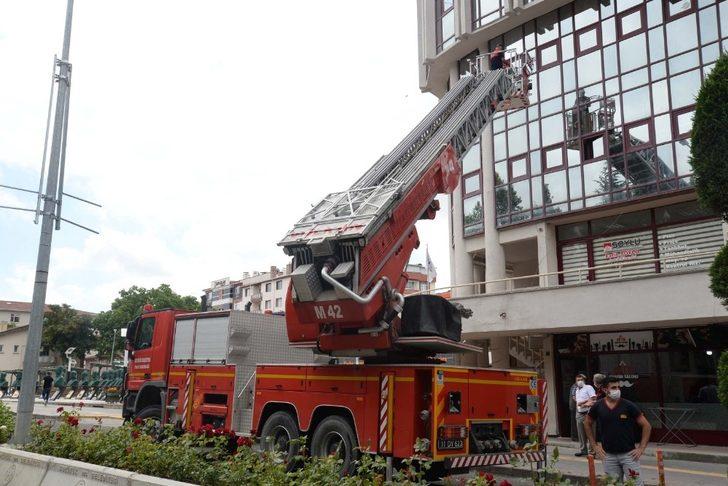 Yuvasından düşen kırlangıç yuvasına konuldu G4