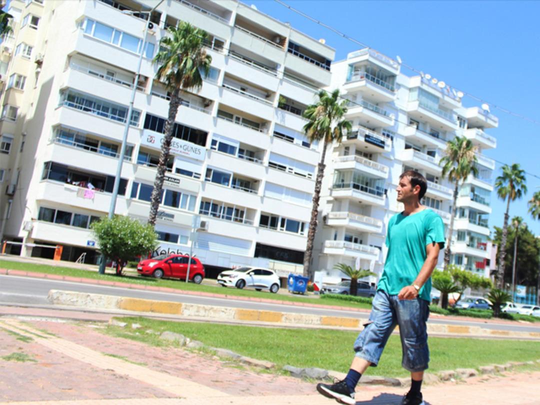 Trafik kazasında hafızasını kaybetti! Her g&uuml;n aynı caddede eşi ve oğlunu arıyor