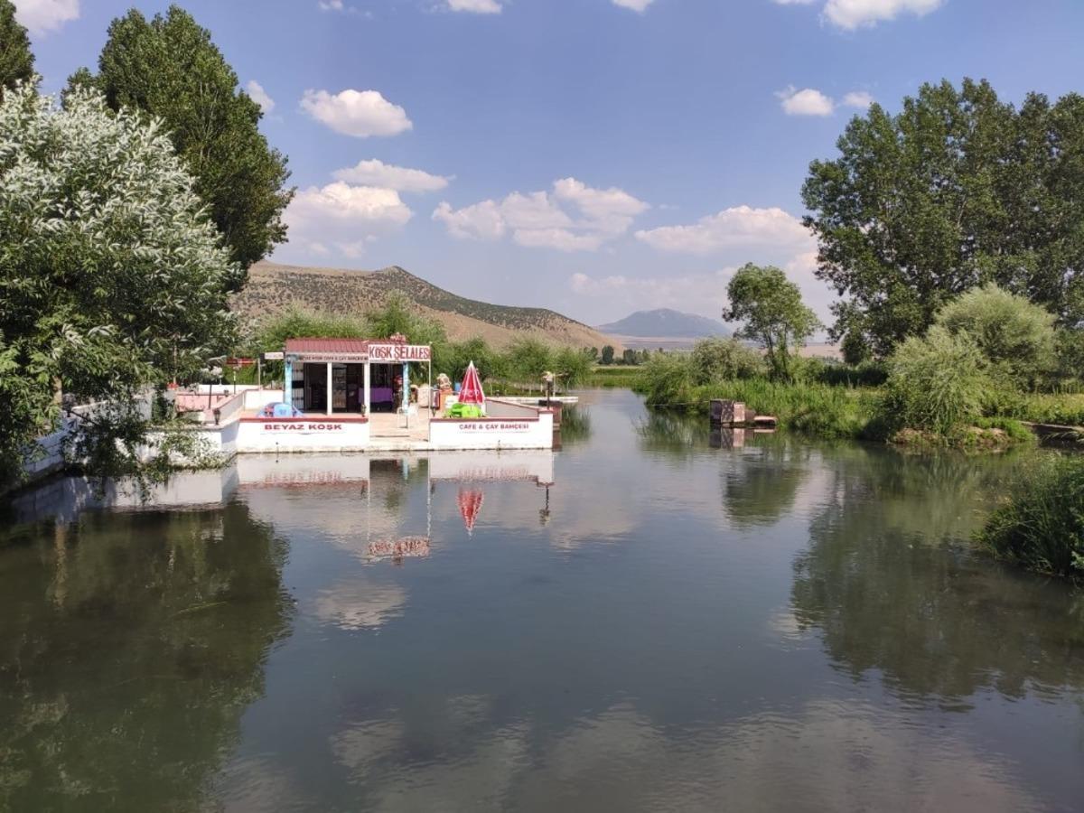 Hayalini ger&ccedil;ekleştirip k&ouml;y&uuml;ne doğal yaşam alanı kazandırdı