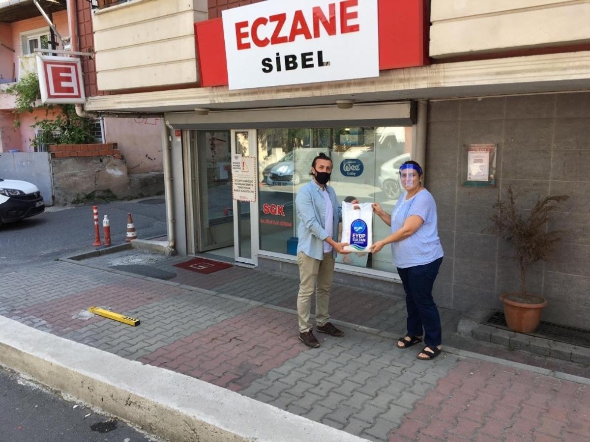 Ey&uuml;psultan Belediyesi eczanelere ila&ccedil; poşeti dağıtıyor