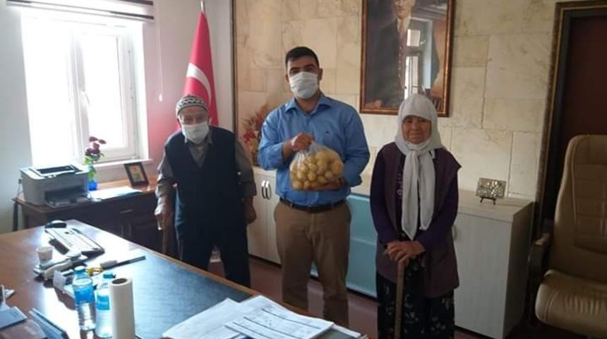 Yaşlı &ccedil;iftten kaymakama patates hediyesi