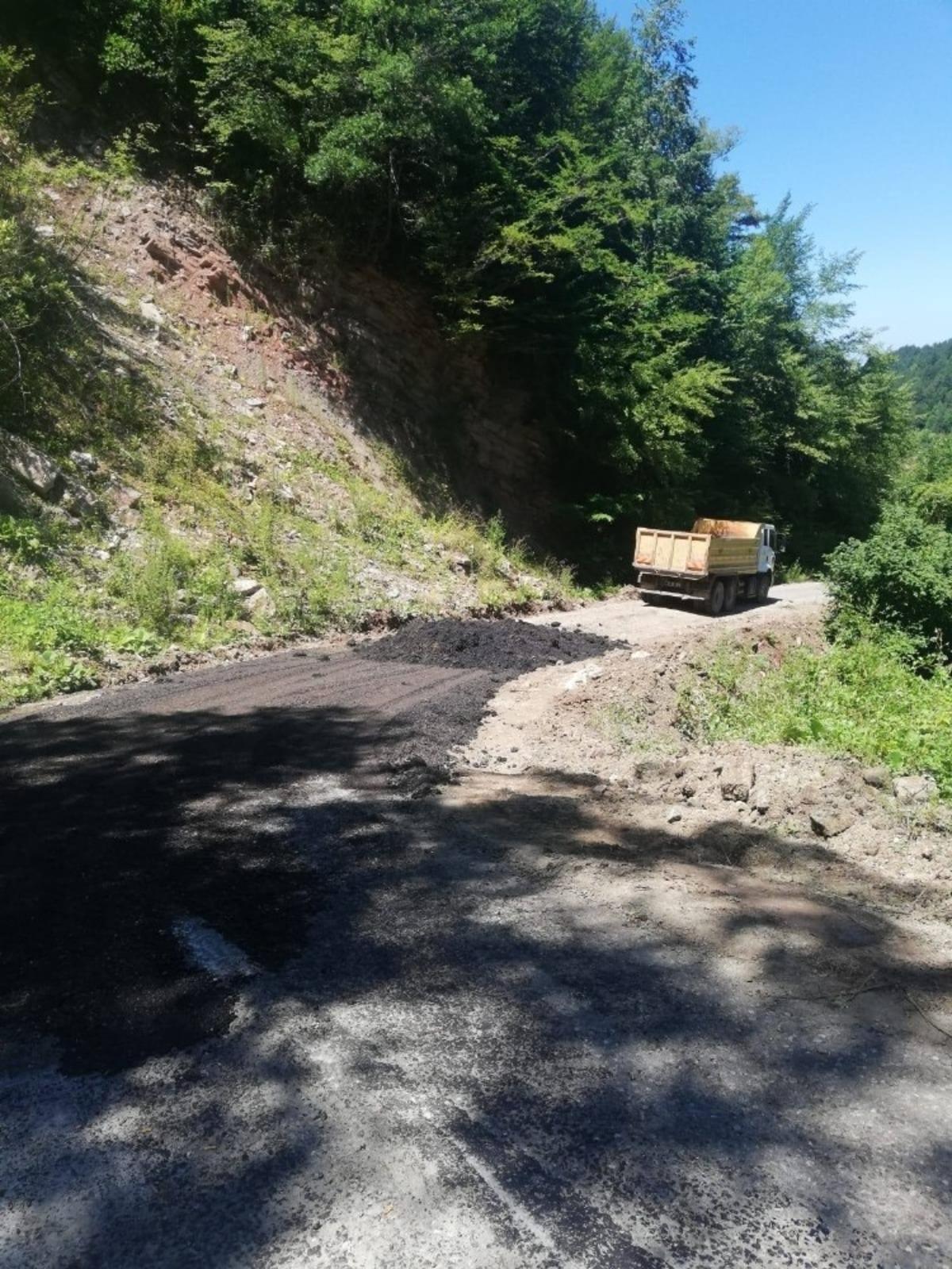 Cide&rsquo;de heyelan nedeniyle bozulan yollar onarılıyor