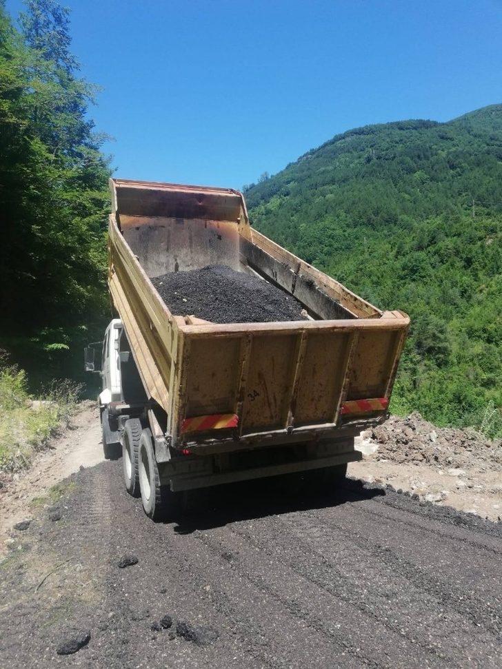 Cide’de heyelan nedeniyle bozulan yollar onarılıyor G2