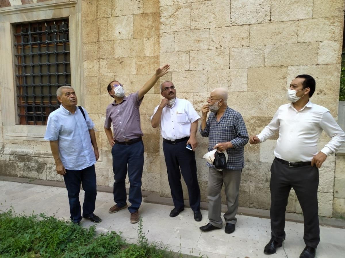 Vakıflar B&ouml;lge M&uuml;d&uuml;r&uuml; Ataseven&rsquo;den Muradiye Camiinde inceleme