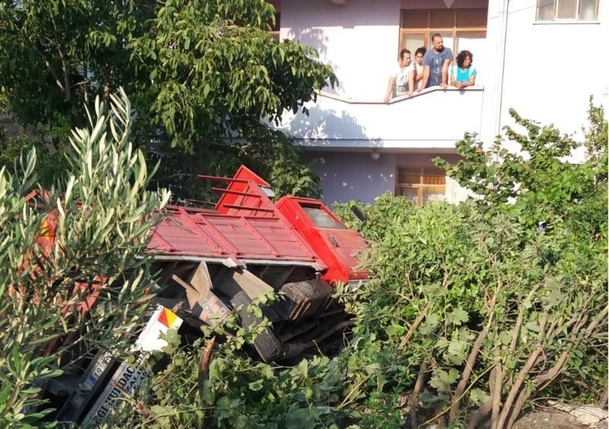 Freni patlayan kamyonet evin bah&ccedil;esine girdi