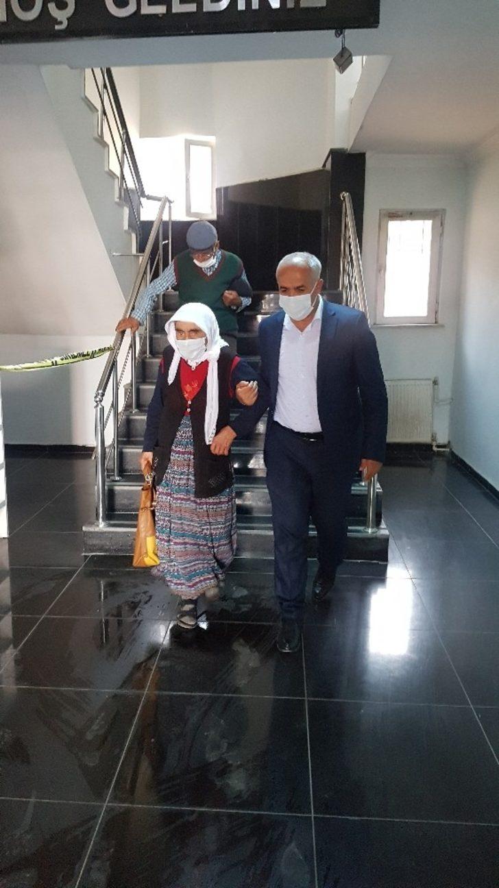 Başkan Ensari, yaşlı çifti makamında ağırladı G4