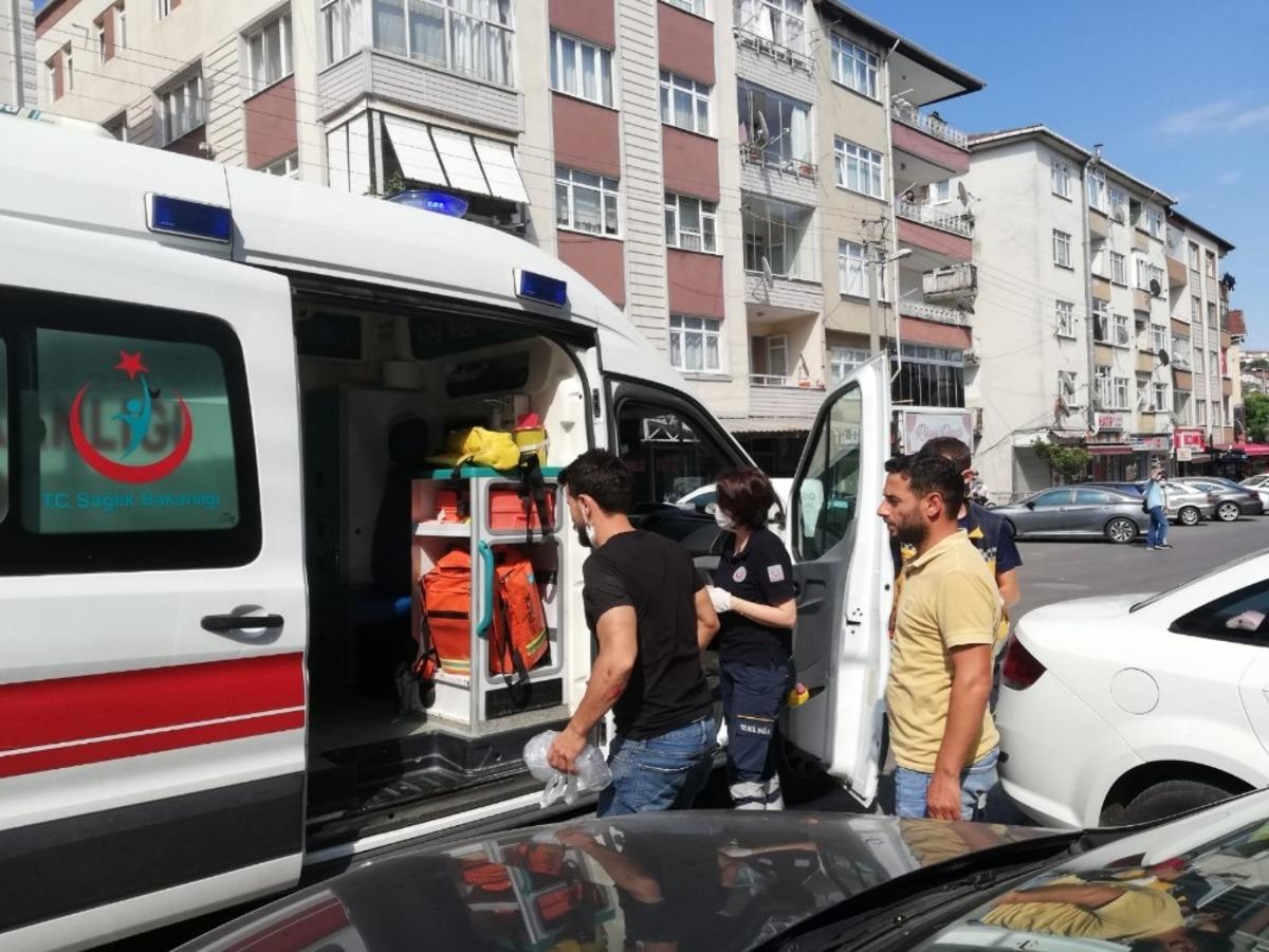 Motosiklet park yerinden &ccedil;ıkan otomobile &ccedil;arptı