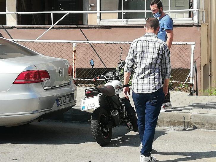 Motosiklet park yerinden çıkan otomobile çarptı G3