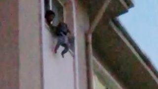 Korku dolu anlar! Çocuğunu pencereden sarkıtıp, ‘Atayım mı’ diye bağırdı