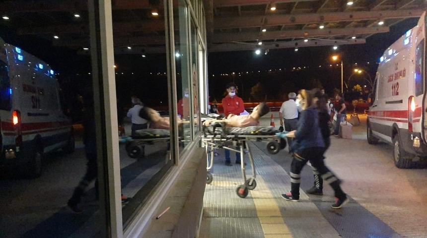 Elinde  oynadığı silah ateş aldı kendini yaraladı