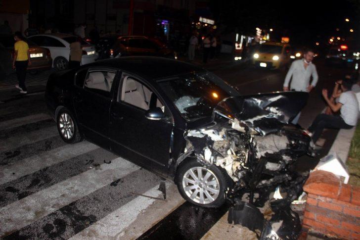 Kazada park halindeki araçlar ve bir market hasar gördü G1