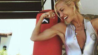 Çağla Şıkel kaslarını sergiledi