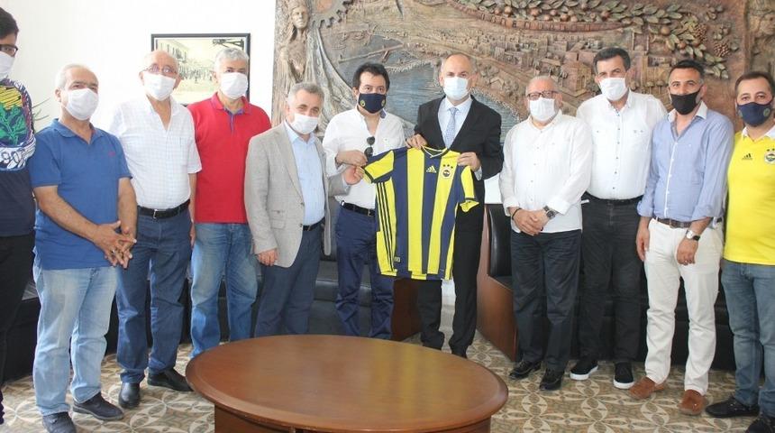 İskenderunlu Fenerbahçeliler Kaymakam Yönden’e forma hediye etti