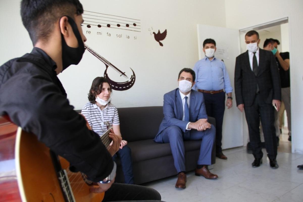 Silopi Kaymakamı Kuruca&rsquo;dan g&ouml;rme engellilere gitar hediyesi