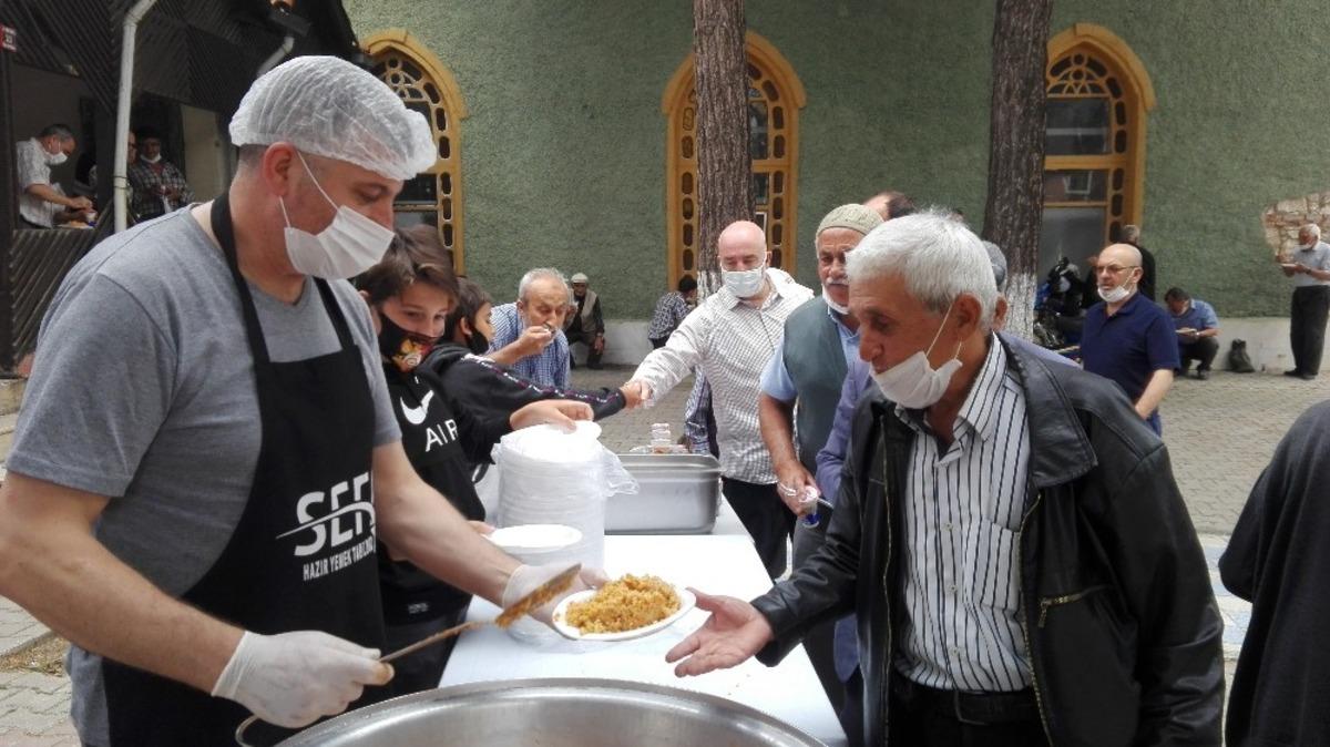 Ayasofya&rsquo;nın ibadete a&ccedil;ılması nedeniyle 2 bin kişiye pilav ikram edildi