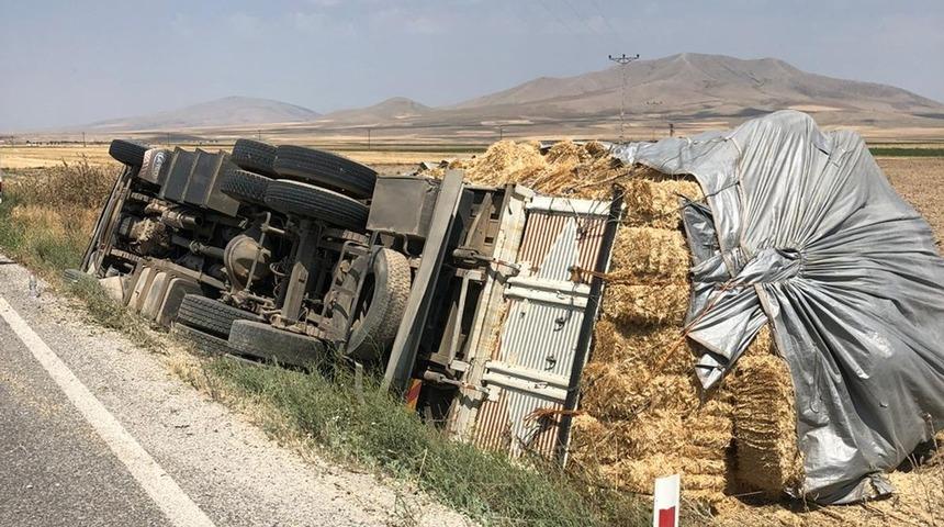 Saman y&uuml;kl&uuml; kamyon devrildi