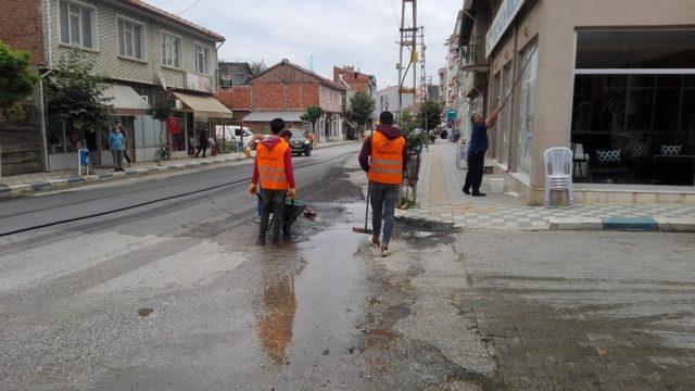 Belediye ekiplerce cadde ve sokakları baştan aşağı yıkandı