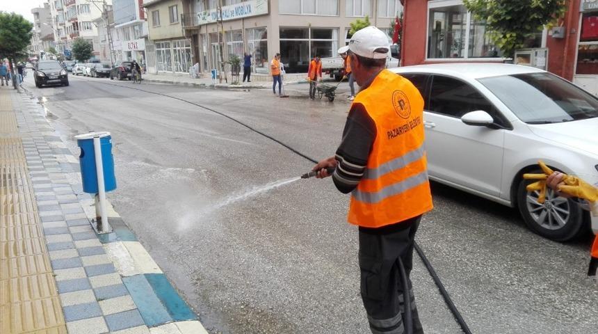 Belediye ekiplerce cadde ve sokakları baştan aşağı yıkandı