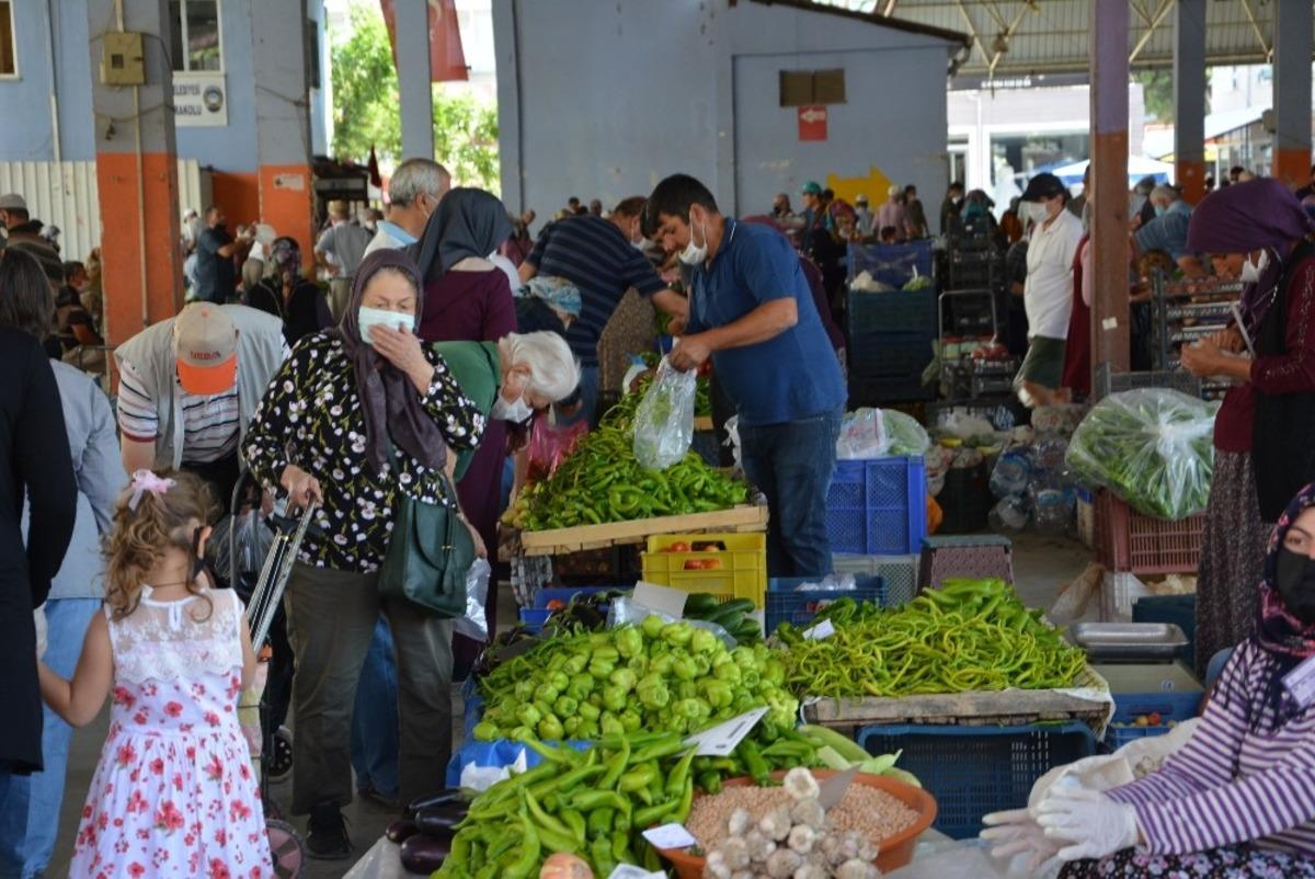 &Uuml;retici K&ouml;yl&uuml; Pazarı yoğun ilgi g&ouml;r&uuml;yor