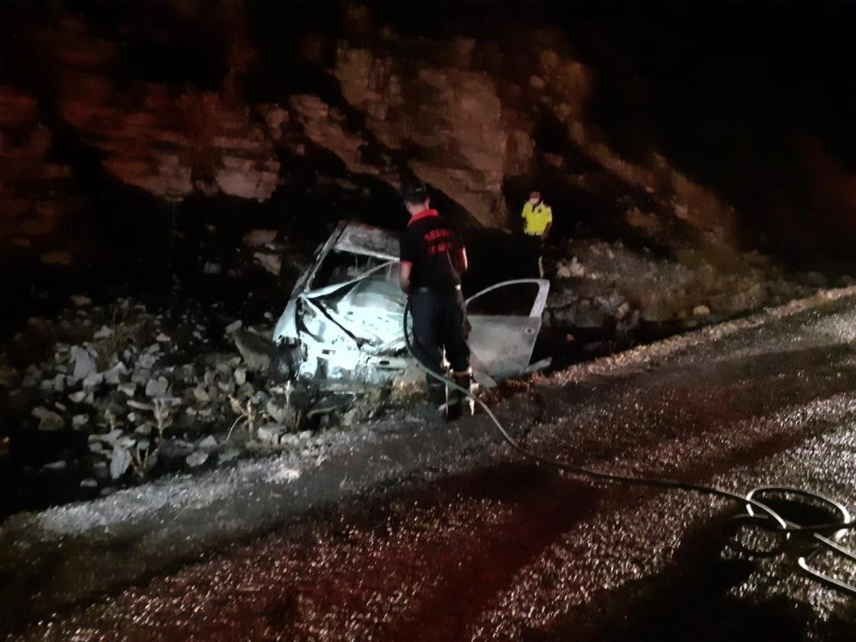 Kaza sonrası yanan otomobil k&uuml;le d&ouml;nd&uuml;