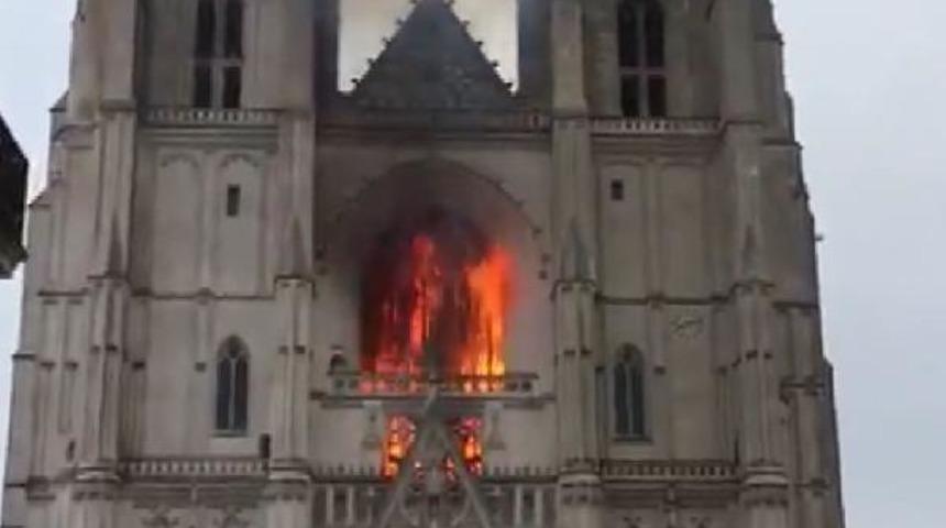 Fransa’da Nantes Katedrali’nde yangın