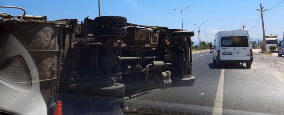 Milas&rsquo;ta &ccedil;&ouml;p kamyonu devrildi, iki kişi yaralandı